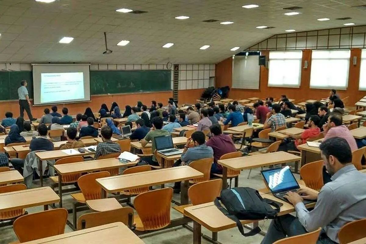 وزارت بهداشت: اساتید دانشگاه باید کلاس را با ۴۰۰ دانشجو تشکیل دهند؛ به صورت فله‌ای کلاس‌های ۲۰۰، ۴۰۰ و ۶۰۰ نفره تشکیل می‌شود