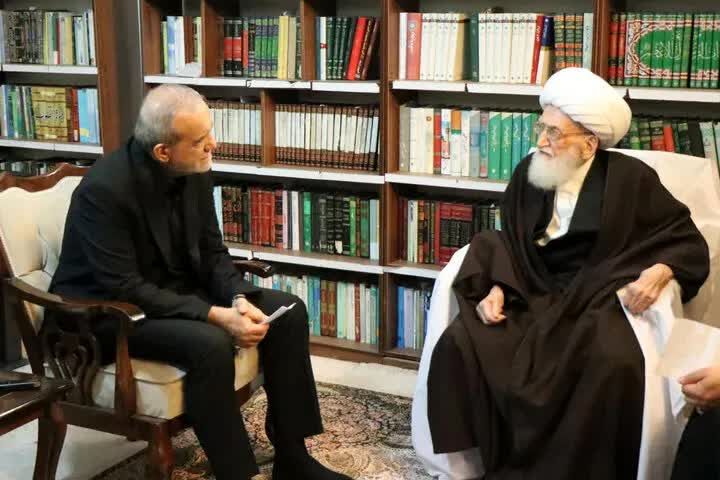 آیت‌الله نوری همدانی در دیدار با پزشکیان: نباید کسانی که در میدان مذاکره فعالیت می‌کنند، تضعیف شوند یا مورد اهانت قرار گیرند/ اولویت نخست دولت پس از رفع تحریم‌ها، باید حل مشکلات معیشتی مردم باشد