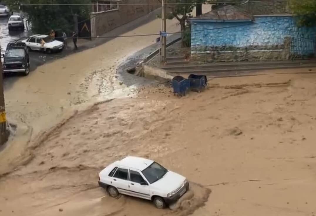 سیلاب وارد شهر رودهن شد/ جای نگرانی نیست،تیم های ستاد بحران مستقر هستند
