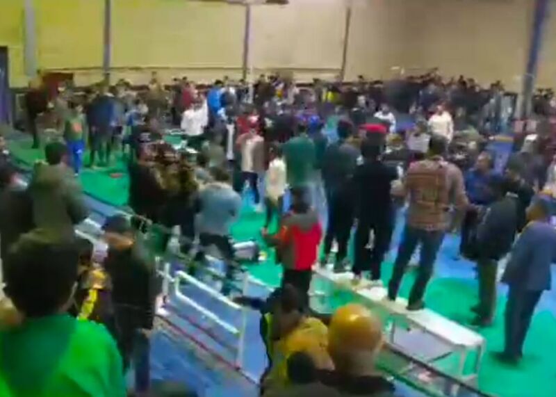 جزئیات جدید از چاقوکشی در مسابقات کشتی؛ تماشاگران بازرسی بدنی نشدند/ بیرون سالن یک درگیری دیگر رخ داد و یک نفر چاقو خورد