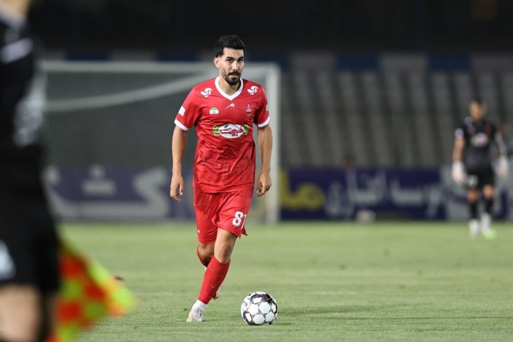 رضا شکاری آبی‌پوش شد و در تهران ماند