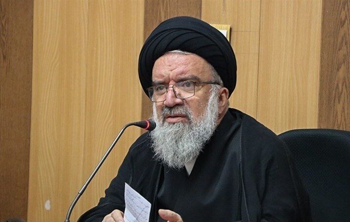 احمد خاتمی، امام جمعه موقت تهران: کلید فضای مجازی، آمریکا و بیگانگان هستند، پس مراقب باشید به شما خط ندهند که خط آنان بیگانگی از خداست