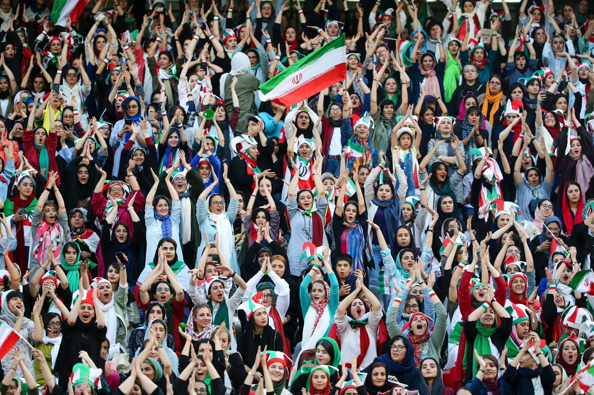 تنها یک ورزشگاه می‌تواند میزبان زنان باشد