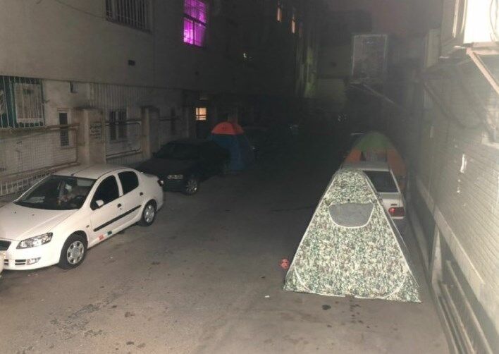 چادرخوابی همراهان بیماران بیمارستان کودکان تهران