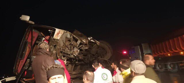 واژگونی اتوبوس در گرمسار؛ ۲۵ مصدوم به مراکز درمانی منتقل شدند