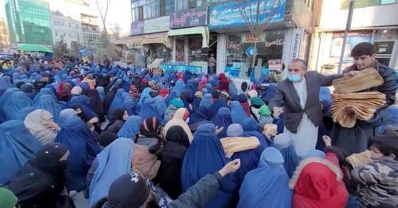 بحران گرسنگی ؛صف های طویل افغان ها مقابل نانوایی ها
