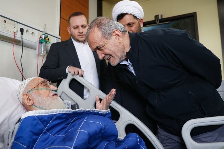 تصاویر/ عیادت پزشکیان از  آیت‌الله نوری همدانی