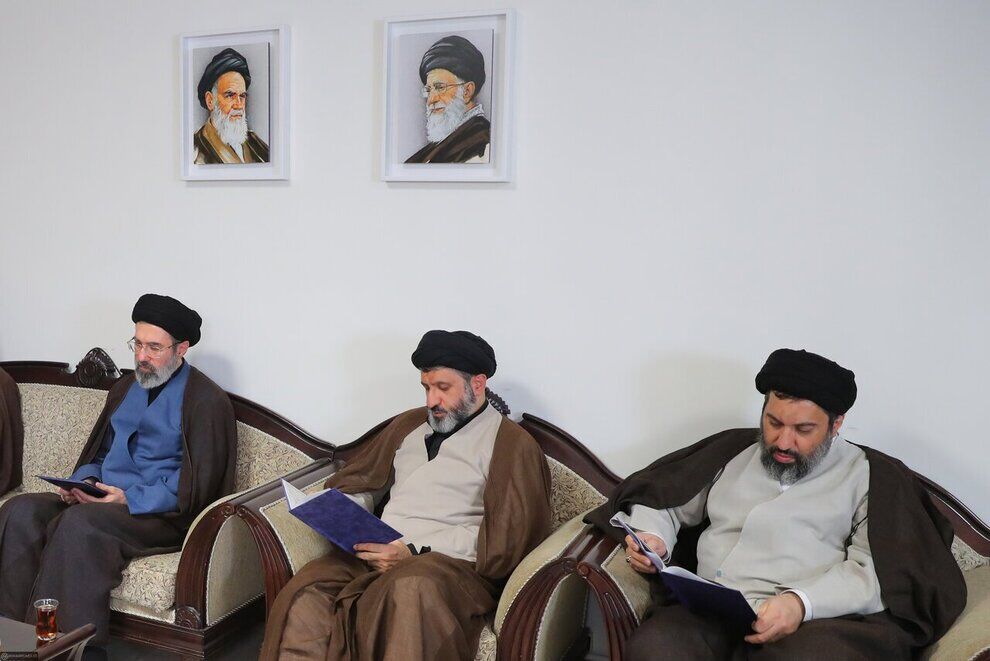 سید مسعود خامنه‌ای و مسعود پزشکیان/ تصویر خاص از حضور رئیس دولت و فرزند رهبر شهید در مراسم چهلمین روز تدفین + عکس