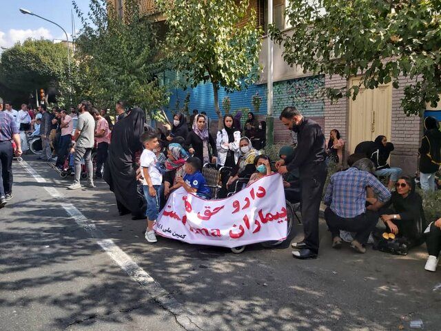 تجمع اعتراضی خانواده‌های بیماران SMA به منظور توزیع دارو