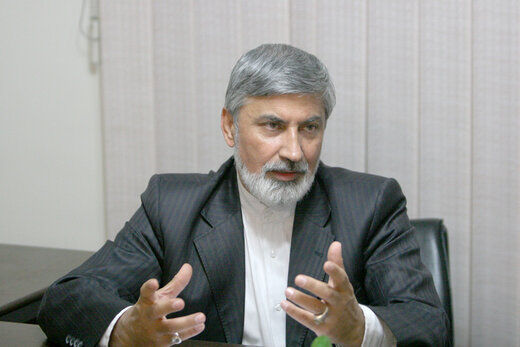 سوپرانقلابی‌ها نمی‌دانند که انقلابی واقعی حتی یک قدم جلوتر یا عقب‌تر از رهبری حرکت نمی‌کند