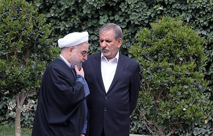 حمله روزنامه اصولگرا به جهانگیری؛ در دولت روحانی فقط ارز رانتخوارها به نام او ثبت و «زاپاس» روحانی شد