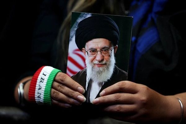 در صف اول اقامه نماز بر پیکر رهبر شهید انقلاب کدام شخصیت‌های مهم حضور داشتند؟ + عکس