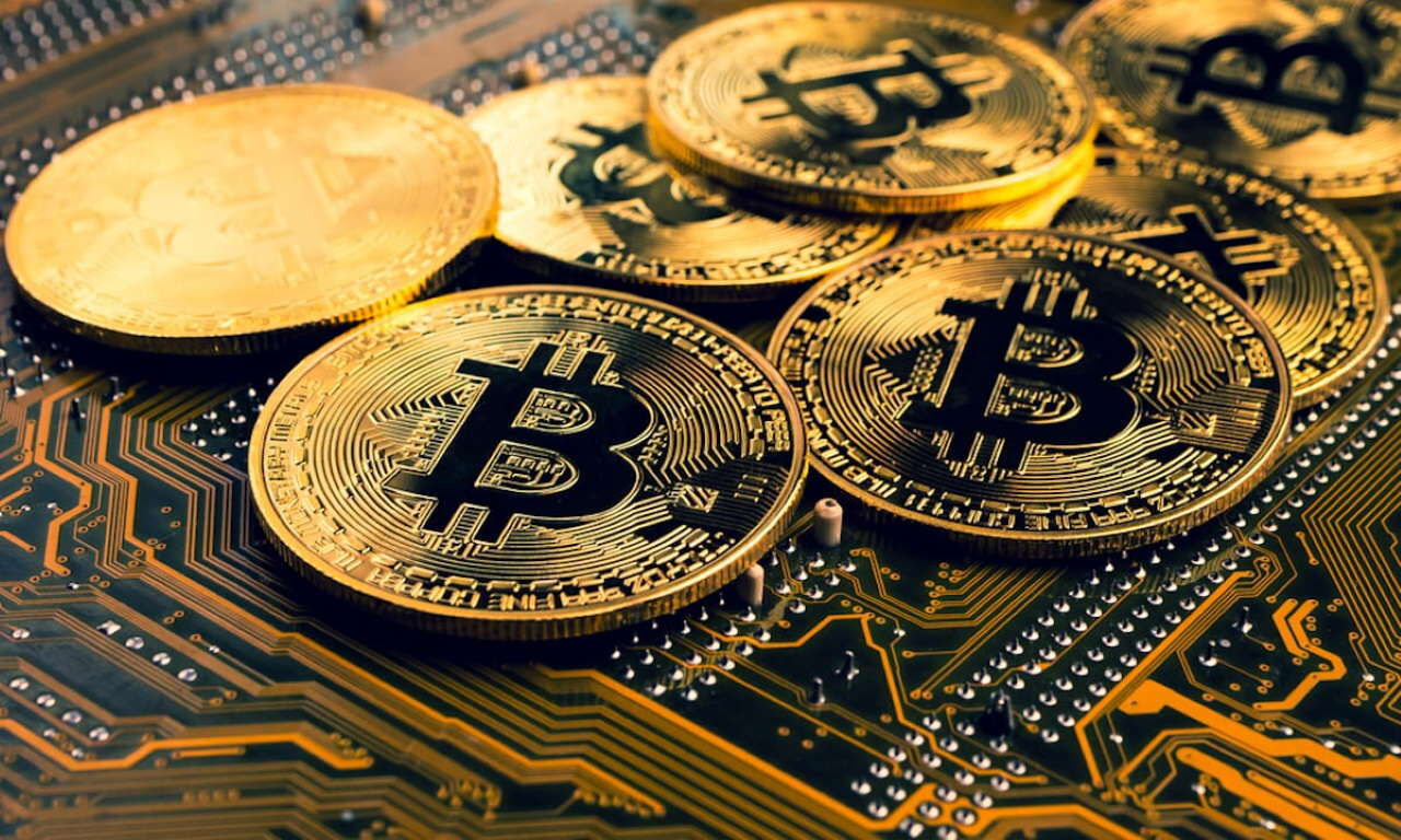 قیمت بیت کوین و ارز‌های دیجیتال امروز سه‌شنبه ۱۲ خرداد ۱۴۰۵ / سولانا چند شد؟