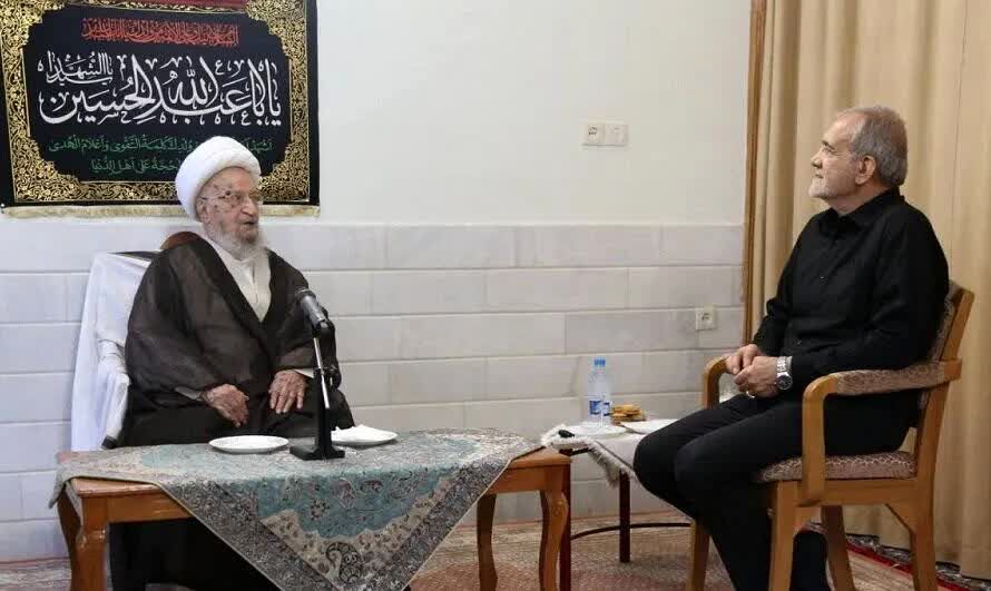 آیت‌الله مکارم شیرازی در دیدار با رئیس‌جمهور: امیدوارم گشایش بیشتری در امور مردم ایجاد شود/ هر قدر فاصله میان دولت و رهبری کمتر باشد، موجب دلگرمی و آرامش بیشتر مردم خواهد شد