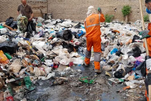 خروج ۶۰ تن زباله از یک منزل مسکونی در بجنورد/ تشکیل پرونده قضایی برای مالک