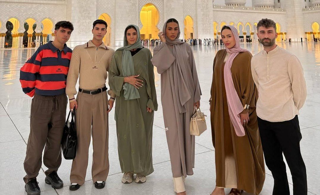 تیپ باحجاب همسر رونالدو در مسجد