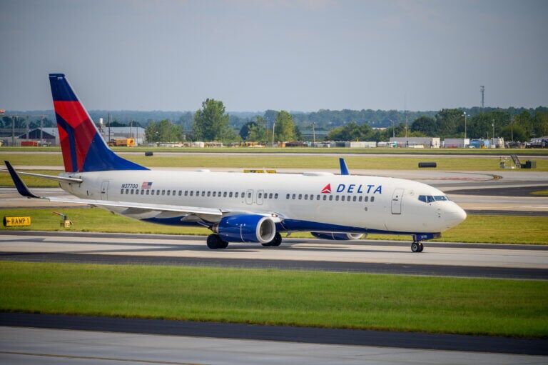 خلبان به خاطر دعوای مهمانداران فرود اضطراری کرد