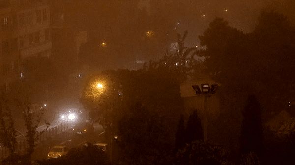 وزش باد ۵۵ کیلومتری و گردوخاک در تهران؛ هشدار نسبت به سقوط اشیا و شکستن شاخه درختان