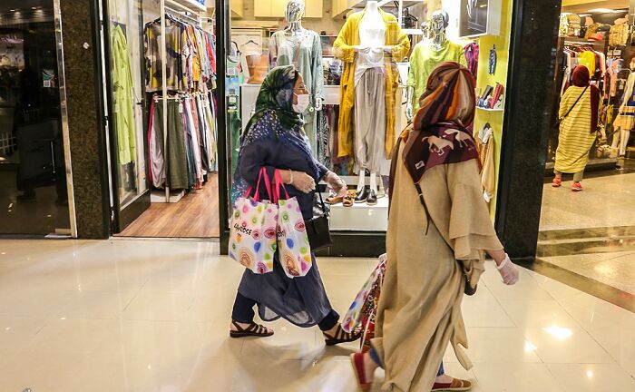 دستورالعمل پوشاک بانوان ابلاغ شد/ مانتوهایی که قد آنها تا بالای زانو باشد ممنوع است