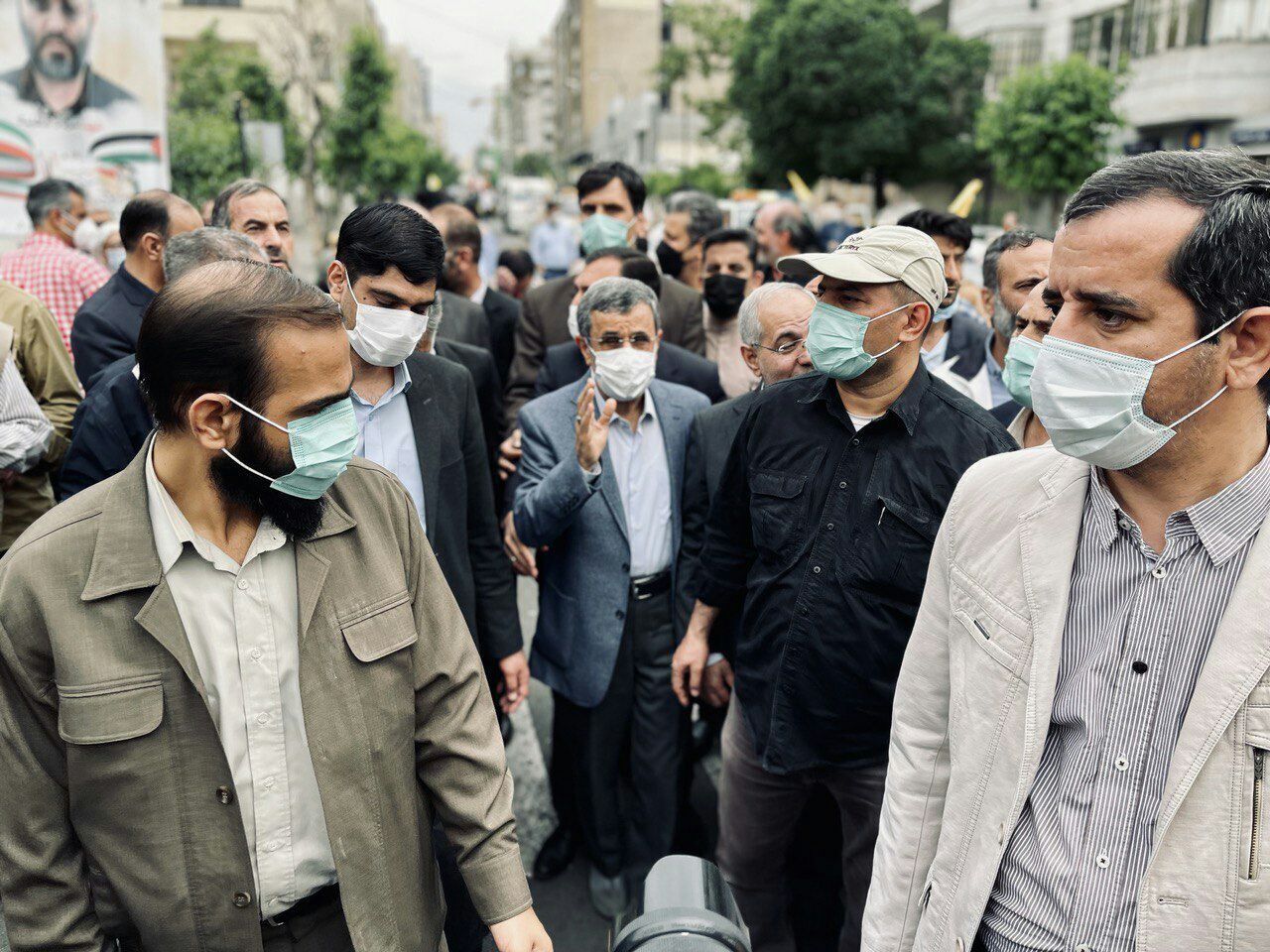 طعنه احمدی‌نژاد به قالیباف: اگر پول نیست پس فرزندان شما آن طرف چه می کنند!؟