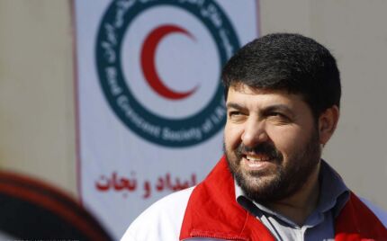 مرد نستوهِ نجات ایران، در پایان جنگ‌تحمیلی سوم، به مراسم ختم مادر می رود