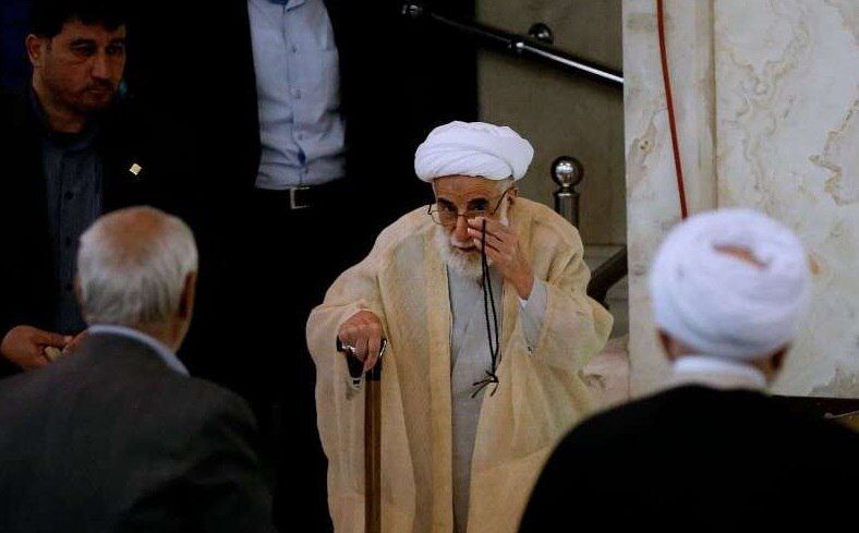 تصویری از دوران جوانی احمد جنتی و صادق خلخالی در تحصن اعتراضی!