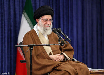 ببینید| برخورد رهبر انقلاب با گروگان‌های آمریکایی در زمان تسخیر سفارت آمریکا