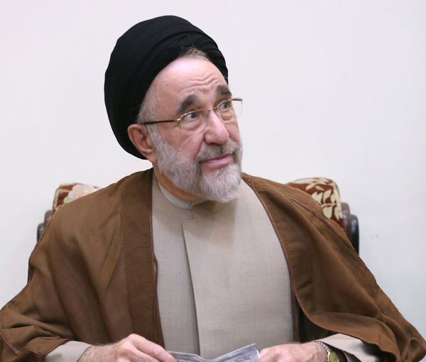 حمله روزنامه نزدیک به سپاه به محمد خاتمی: نهادهای اطلاعاتی یادشان رفت گزارش مسمومیت‌ها را به شما دهند!