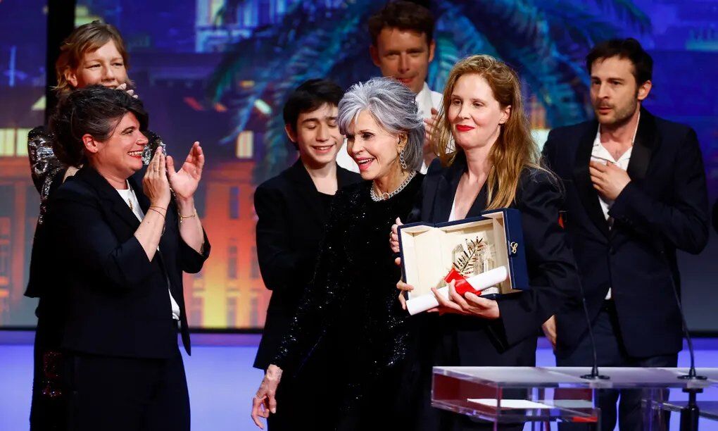 ببینید | در جشنواره کن اتفاق افتاد؛ نخل طلا به سمت برنده جایزه پرتاب شد