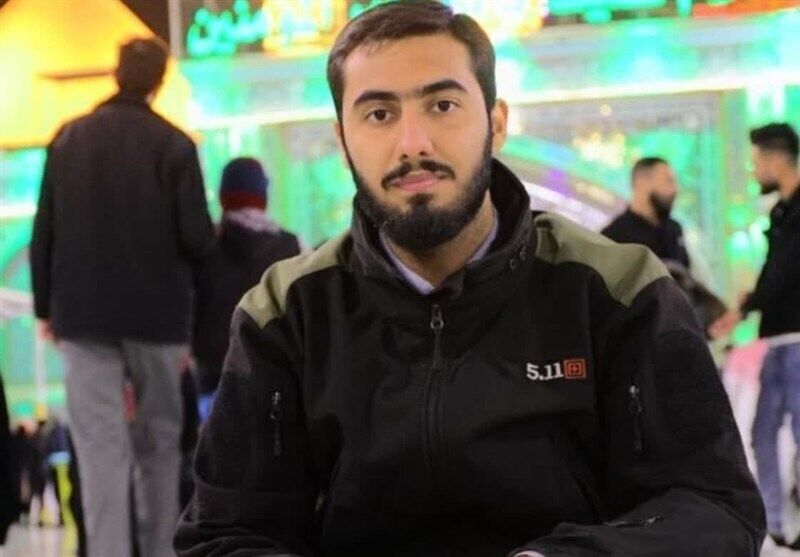تصویری خاص از یک مقام ارشد سپاه در یک مراسم غیررسمی با لباس رزم