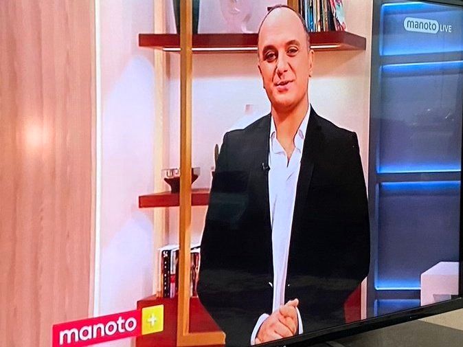 احسان کرمی، مجری معروف صداوسیما به شبکه فارسی‌زبان خارجی پیوست+ عکس