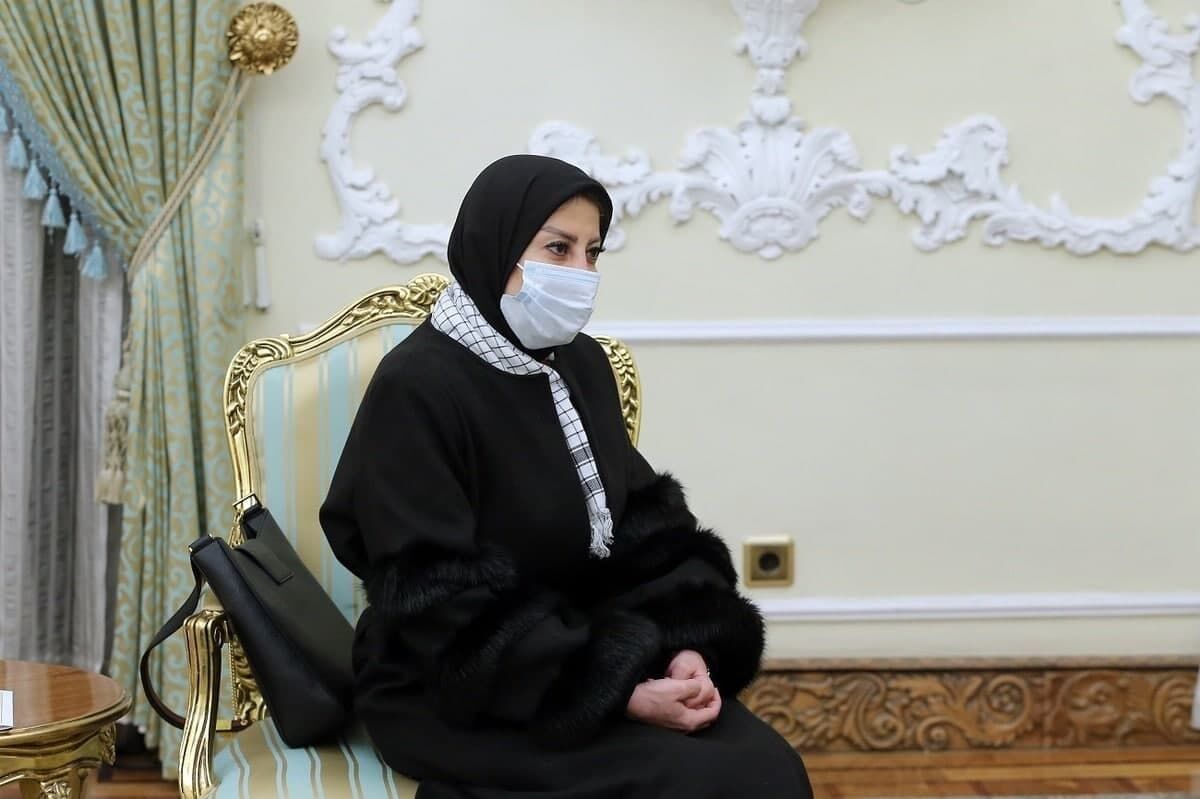 این زن خارجی، «انقلابی» به خدمت رئیسی رسید!+ عکس