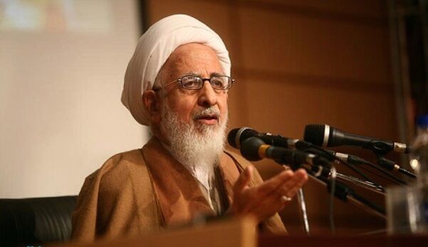 آیت‌الله‌ جوادی آملی: سنگ را از هر جا که آمد برگردانید