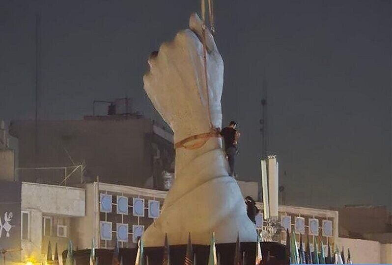  المان «مشت گره‌کرده» رهبر شهید در میدان انقلاب تهران نصب شد + عکس