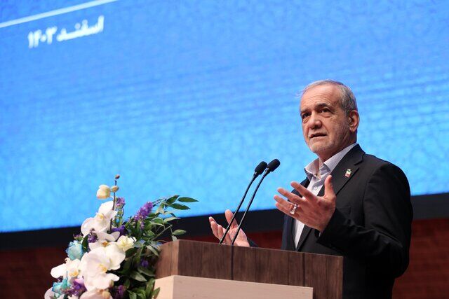 پزشکیان: وقتی کسی افتاده باید دست آن را بگیریم؛ از اینکه فقیر ترک، کرد، لر، ایرانی و خارجی هست یا نه/ مردم و دنیا عمل را می‌بینند نه صرفا ادعا