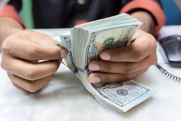 قیمت دلار امروز سه‌شنبه ۵ آبان ۱۴۰۵ هنگام بازگشایی بازار / دلار آزاد ۲۷۱ هزار تومان را رد کرد