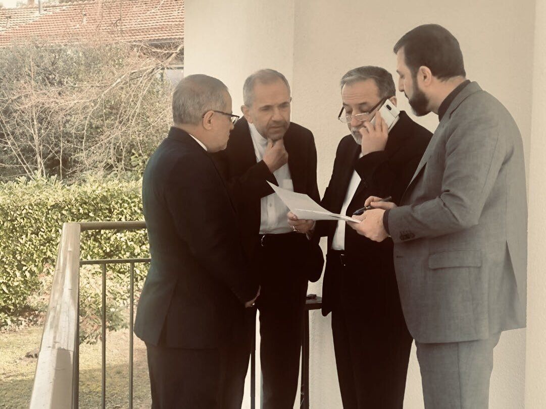 نیویورک‌تایمز به نقل از سه مقام ایرانی: تهران آمادگی خود را برای تعلیق غنی‌سازی به مدت ۳ تا ۵ سال و پس از آن، پیوستن به یک بلوک منطقه‌ای برای غنی‌سازی صلح‌آمیز اعلام کرده / ایران سطح غلظت اورانیوم خود را در ازای رفع تحریم‌ها کاهش خواهد داد