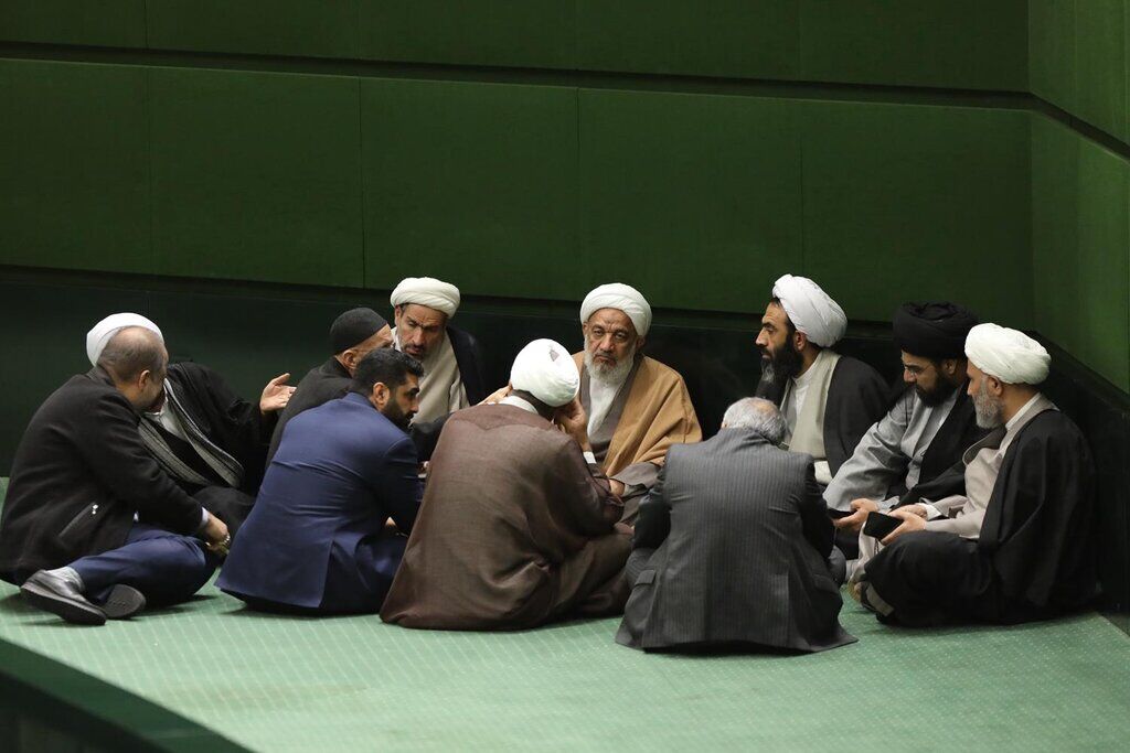 از دیرفهمی یا نافهمی برخی مسئولان تعجب می‌کنم