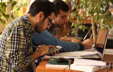 اعتماد گزارش داد؛ غیررسمی بودن ۶۰ درصد از اشتغال ایران؛  ۱۰ میلیون نفر از جمعیت فعال کشور تحت پوشش تامین اجتماعی نیستند 