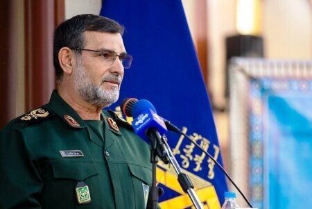 دریادار تنگسیری: یک کشتی حامل کانتینر در تنگهٔ هرمز را به عقب بازگردانیم/ هرگونه عبور از تنگه نیازمند دریافت مجوز است