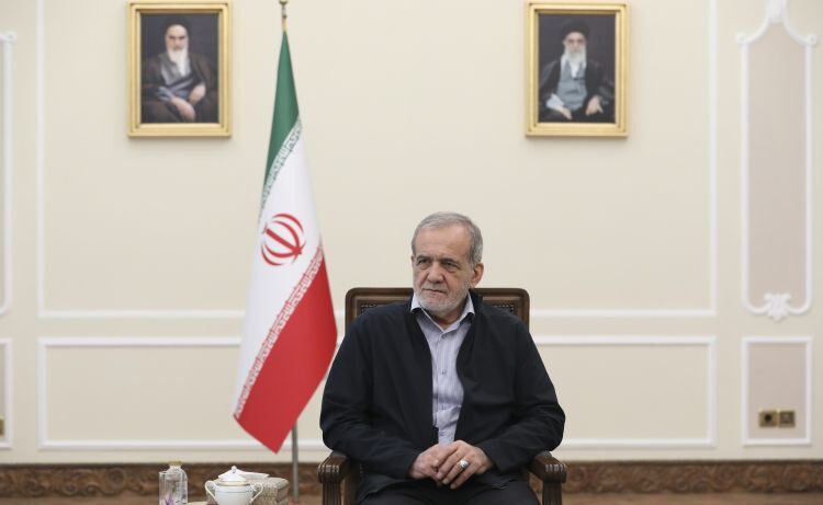 ببینید| حضور بدون محافظ پزشکیان در خیابان ایرانشهر تهران در روزهای جنگ 